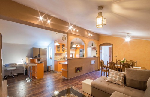 Karojba Villa | Villa romántica y totalmente vallada