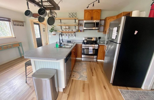 Homer Casa | Cozy family- friendly in town house w/ a backyard, garden, BBQ, and a firepit.