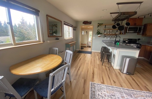 Homer Casa | Cozy family- friendly in town house w/ a backyard, garden, BBQ, and a firepit.