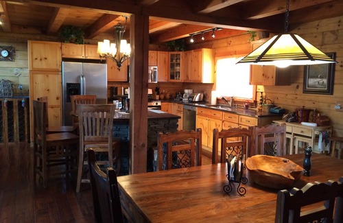 Tinmouth Cabina | Acogedora cabaña de madera apta para familias con chimenea interior de 25 pies + comodidades modernas.