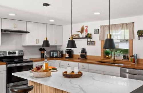 Sarasota Springs Casa | Cozy Family Friendly Newly Remodeled Salt Water Pool Home close Beach/Downtown
