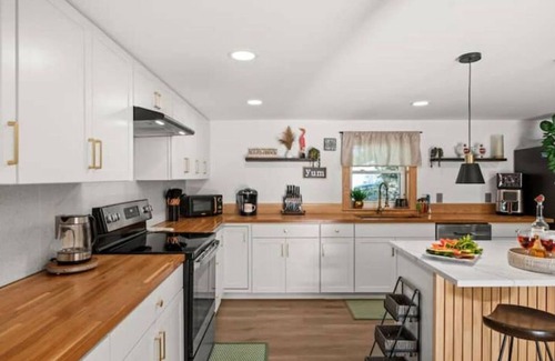 Sarasota Springs Casa | Cozy Family Friendly Newly Remodeled Salt Water Pool Home close Beach/Downtown