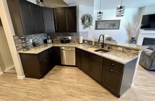 Village Seven Casa | Cozy Family Getaway in the Center of the Springs