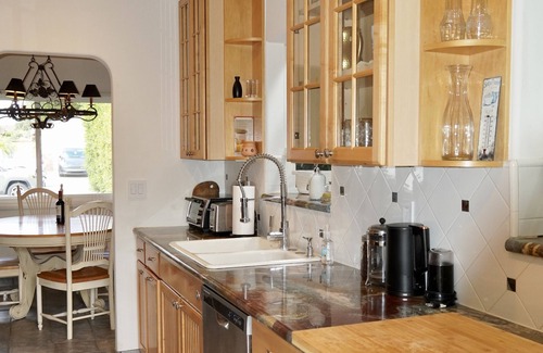 Santa Susana Casa | Cozy Family Hideaway, sleeps 8, yard, hikes, shops, 30 mins to beach