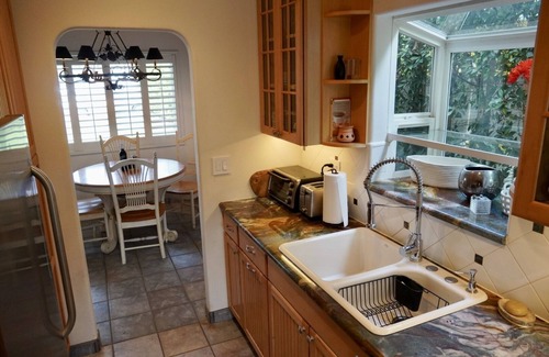 Santa Susana Casa | Cozy Family Hideaway, sleeps 8, yard, hikes, shops, 30 mins to beach