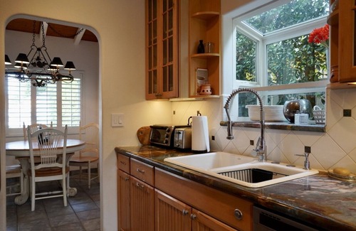 Santa Susana Casa | Cozy Family Hideaway, sleeps 8, yard, hikes, shops, 30 mins to beach
