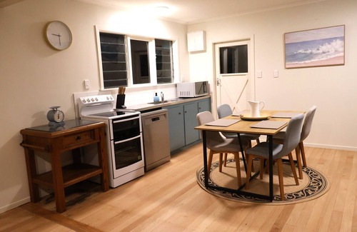 Mangere Bridge Casa | Cozy Family Home, 10mins from the Airport, Pet Friendly!
