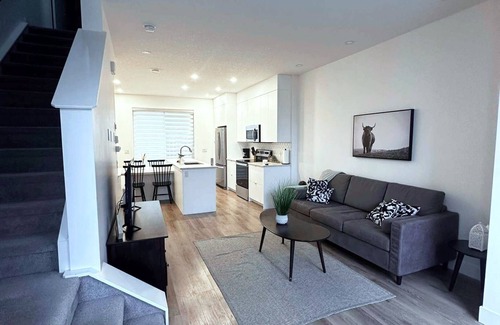Bridgeland Casa | Cozy Family Home/Downtown Calgary/Free Parking/Enclosed Garage/Pet Friendly