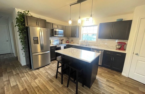 Kensington Casa | Cozy Family Home in the heart of Kensington. Close to all amenities!