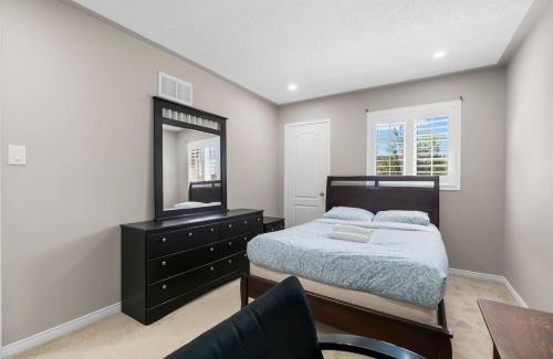Churchill Meadows Casa | Cozy Family Home Netflix Backyard and Quiet Area