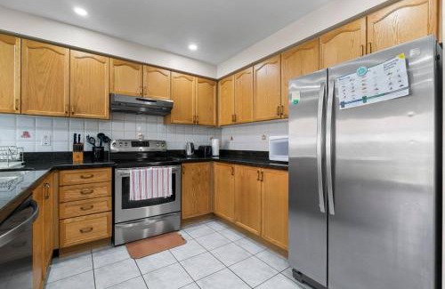Churchill Meadows Casa | Cozy Family Home Netflix Backyard and Quiet Area