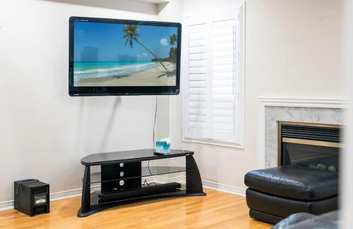 Churchill Meadows Casa | Cozy Family Home Netflix Backyard and Quiet Area