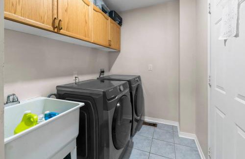 Churchill Meadows Casa | Cozy Family Home Netflix Backyard and Quiet Area