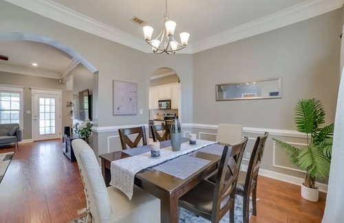 Valdosta Casa | Cozy Family Home with Spacious Backyard, Screened Patio, and Jetted Tub
