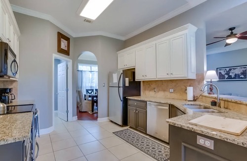 Valdosta Casa | Cozy Family Home with Spacious Backyard, Screened Patio, and Jetted Tub