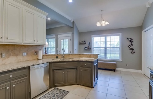 Valdosta Casa | Cozy Family Home with Spacious Backyard, Screened Patio, and Jetted Tub