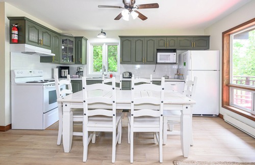 Kearney Cabaña | Cozy Family-Sized Cottage in Kearney - Hot Tub & Sauna 3 Min walk to Perry Lake