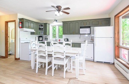 Kearney Cabaña | Cozy Family-Sized Cottage in Kearney - Hot Tub & Sauna 3 Min walk to Perry Lake