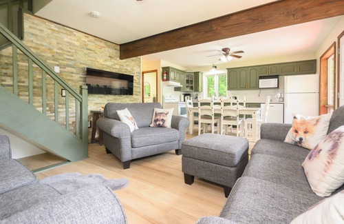 Kearney Cabaña | Cozy Family-Sized Cottage in Kearney - Hot Tub & Sauna 3 Min walk to Perry Lake