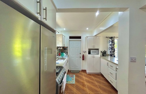Lower Bay Casa | Cozy family-sized cottage with tropical views