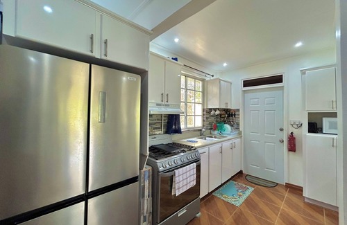 Lower Bay Casa | Cozy family-sized cottage with tropical views