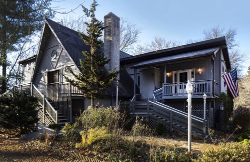 Mechanicsburg Casa | Cozy Family Sized Home, Nestled on the Creek