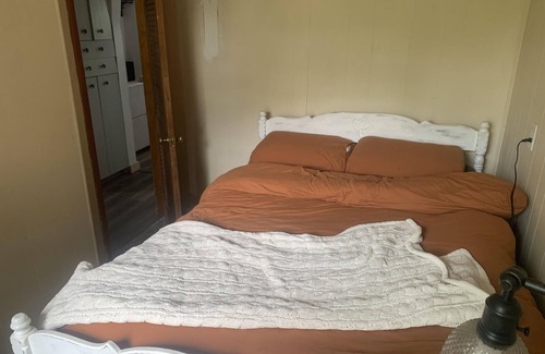 Manhattan Casa | Cozy farm house, just south of Manhattan. Pet friendly with dog door and fence.