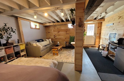 Suttons Bay Apartamento | Cozy Farm Setting in Wine Country