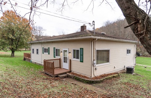 Waynesburg Casa | Cozy farm stay near wedding venue Peaceful location