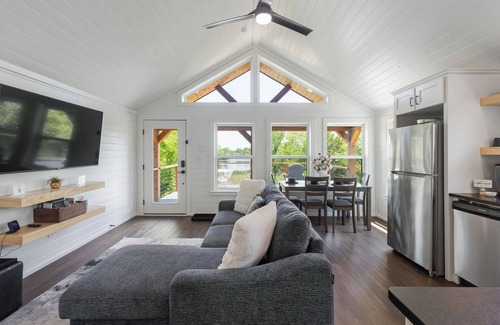 Klondike Cabina | Cozy Farmhouse-Cabin on a Private Lake