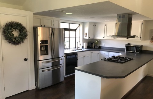 Buda Casa | Cozy farmhouse feels in Old town Buda- 12 miles from Austin!