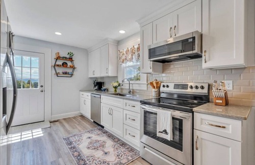 Troutville Casa | Cozy Farmhouse with a Hot tub to die for and 4 person Sauna on 8 acres!
