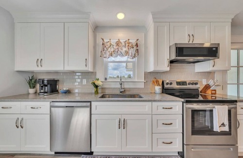 Troutville Casa | Cozy Farmhouse with a Hot tub to die for and 4 person Sauna on 8 acres!