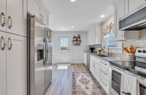 Troutville Casa | Cozy Farmhouse with a Hot tub to die for and 4 person Sauna on 8 acres!