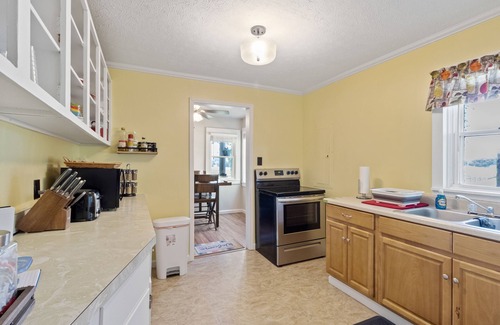 Horse Cave Otro | Cozy Farmhouse near Mammoth Cave on 45+ acre animal farm