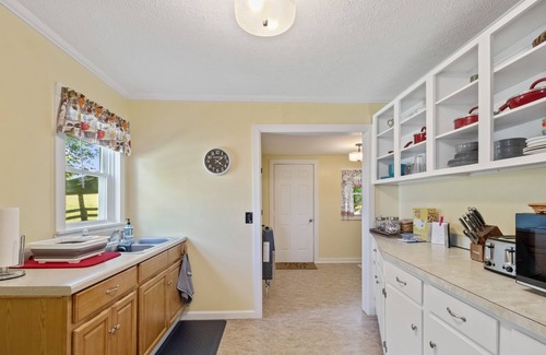 Horse Cave Otro | Cozy Farmhouse near Mammoth Cave on 45+ acre animal farm