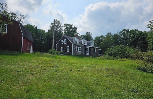 Danbury Casa | Cozy Farmhouse - Private Ragged Mountain Retreat