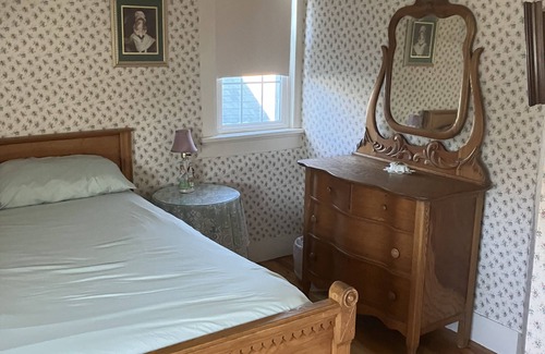 Grand Isle Otro | Cozy farmhouse, sleeps 10 and has great views