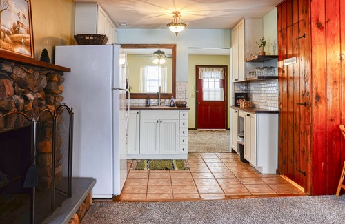 Battle Creek Cabaña | Cozy Fine Lake Cabin Retreat! 🍁Fall Specials 🍂