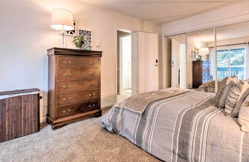 Kingsgate Condominio | Cozy Forest Abode in Woodinville Wine Country
