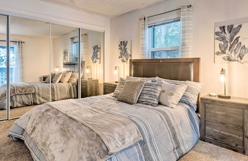 Kingsgate Condominio | Cozy Forest Abode in Woodinville Wine Country
