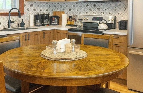 Jacksons Point Cabaña | Cozy Fountain Cottage