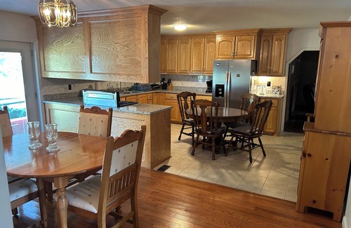 Cross Casa | Cozy four bedroom, two bathroom home a few miles from Lake Moultrie and Marion