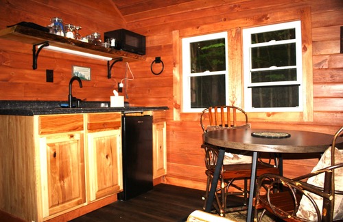 Lake Clear Cabina | Cozy four-season Adirondack Cabin —Close to Rail Trail & Lake
