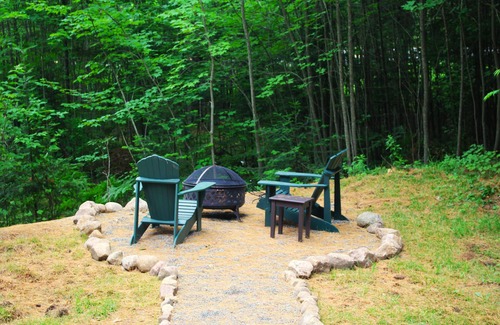 Lake Clear Cabina | Cozy four-season Adirondack Cabin —Close to Rail Trail & Lake