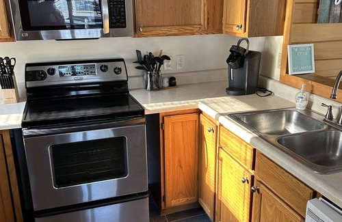 Brackney Cabaña | Cozy four season private lakefront cottage. Located on Laurel Lake, Brackney, PA