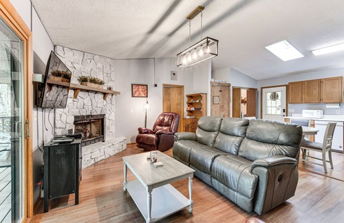 Franklin Casa | Cozy Franklin Retreat w/ Deck - 5 Mi to Downtown!