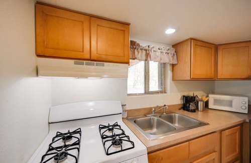Fredericksburg Cabina | Cozy Fredericksburg Cabin with Shared Hot Tub!
