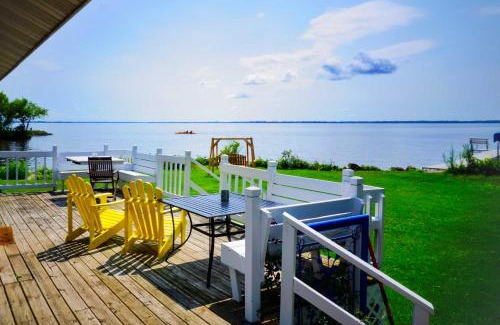 Fremont Casa | Cozy Fremont Cottage on Lake Poygan and Fishing Dock