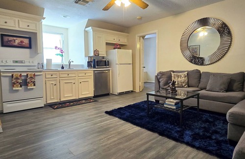 Klein Apartamento | Cozy French Getaway! With full kitchen, workspace, treadmill and grill.